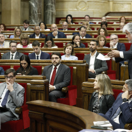 GRAFCAT9068. BARCELONA (ESPAÑA), 04/06/2025.- El presidente del grupo parlamentario de Junts, Albert Batet (d)  hace una pregunta al presidente Salvador Illa (i), durante la sesión de control en el pleno del Parlament, desde donde el president ha reivindicado este miércoles que la ley de amnistía ha sido "positiva" en todos los aspectos, en Cataluña y en el resto de España, lo que ha sostenido que es "una obviedad": "Es tan obvio que sobran las palabras", ha resuelto.EFE/ Andreu Dalmau