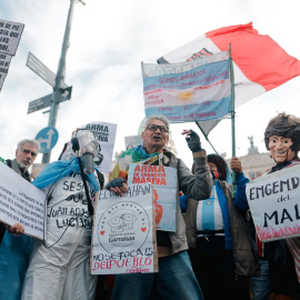 Un grupo de personas participan en una protesta convocada por grupos feministas, médicos y científicos, entre muchos otros colectivos este miércoles, en Buenos Aires, a 4 de junio de 2025.