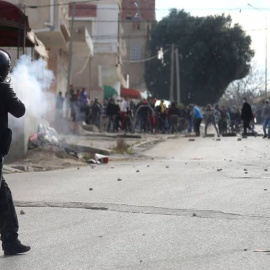 Miembros de las Fuerzas de Seguridad tunecinas reprimen una manifestación en una imagen de archivo.