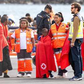 EuropaPress_6433211_varios_servicios_emergencia_atienden_migrantes_recien_rescatados_cayuco