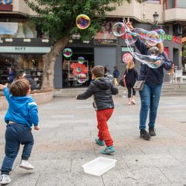 Dos niños juegan durante la Fiesta de la Lactancia, en la Plaza Mayor de Albacete, a 21 de octubre de 2023.