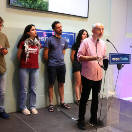 Joan Buades, membre de Rebel·lió o Extinció; Ariadna Rigau, de l'Observatori DESCA; Adrià Auladell, de l'Assemblea Catalana per la Transició Ecosocial; Carolina Pérez, de Greenpeace Catalunya; i Alex Guillamón, de Lafede.cat