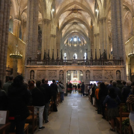 Diverses persones a l'interior de la catedral de Barcelona