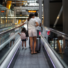 Varios viajeros en la terminal 4 del Aeropuerto Adolfo Suárez Madrid-Barajas, a 24 de julio de 2024, en Madrid.