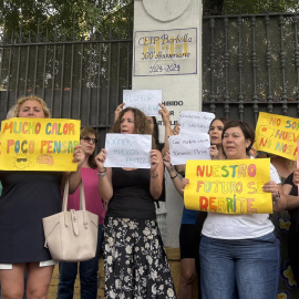 SEV01. SEVILLA, 02/06/2025.-Familiares y alumnado del CEIP Borbolla, un colegio situado en el centro de Sevilla, han participado este lunes en una manifestación para exigir unas condiciones dignas frente a las temperaturas extremas que sufren los menores. EFE/Carlos Rivera