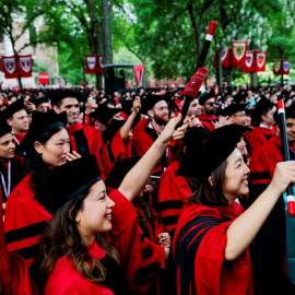 Varios estudiantes graduados en la ceremonia de graduación en la Universidad de Harvard en Cambridge, Massachusetts, a 29 de mayo de 2025.