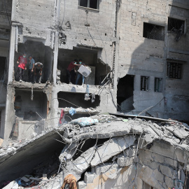 Palestinos inspeccionan el daño realizado por un bombardeo israelí en una casa en Ciudad de Gaza el 7 de junio de 2025.