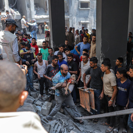 Un hombre transporta el cadáver de un niño recuperado de entre los escombros de una casa destruida tras un ataque aéreo israelí contra el barrio de Al Sabra en la ciudad de Gaza, a 7 de junio de 2025.