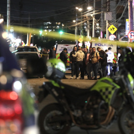 Integrantes de la Policía Nacional de Colombia custodian la zona dónde fue herido el senador colombiano Miguel Uribe Turbay