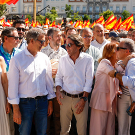 El líder del PP, Alberto Núñez Feijóo (2i), junto a la presidenta del PP de Madrid y del Gobierno de la Comunidad de Madrid, Isabel Díaz Ayuso (i), y el expresidente del Gobierno José María Aznar (3i), durante la manifestación convocada por el Partido Popular contra el Gobierno de Pedro Sánchez bajo el lema 'Democracia o mafia' este domingo en la Plaza España de Madrid.