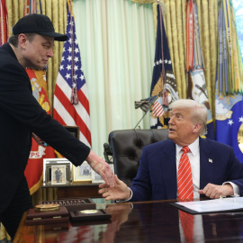 El presidente de EEUU, Donald Trump, junto al dueño de X y Tesla, Elon Musk, en el despacho oval de la Casa Blanca. Foto de archivo