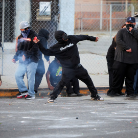 Un manifestante lanza fuegos artificiales durante manifestaciones en Los Ángeles tras múltiples detenciones por el 7 de junio de 2025.