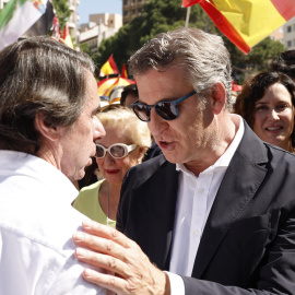 El líder del PP, Alberto Núñez Feijóo (d), conversa con el expresidente del Gobierno José María Aznar, durante la manifestación convocada por el Partido Popular contra el Gobierno de Pedro Sánchez