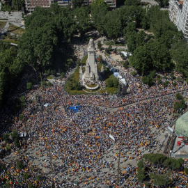 Miles de personas durante la concentración del PP bajo el lema ‘Mafia o democracia’ en la Plaza de España de Madrid, a 8 de junio de 2025