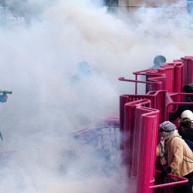 La Policía dispersa a los manifestantes tras bloquear una calle durante una protesta contra las redadas federales a migrantes, en el centro de Los Ángeles, California, a 8 de junio de 2025.