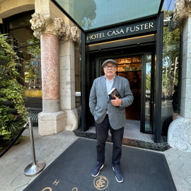 Juan Miguel Domínguez, amb el seu llibre a les mans, fotografiat davant l'Hotel Casa Fuster de Barcelona on el dia 20 presentarà la seva novel·la.