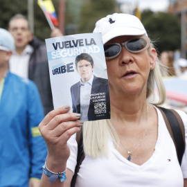 FOTODELDÍA AME4418. BOGOTÁ (COLOMBIA), 08/06/2025.- Una mujer sostiene un cartel durante una caminata por la paz y en apoyo al senador Miguel Uribe Turbay este domingo, en Bogotá (Colombia). La peor expresión de la violencia política colombiana resurgió con el atentado que tiene entre la vida y la muerte al senador y aspirante presidencial de derecha Miguel Uribe Turbay, un ataque que avivó el temor a que el país vuelva a los oscuros años de finales del siglo pasado cuando fueron asesinados varios candidatos presidenciales. EFE/ Mauricio Dueñas Castañeda