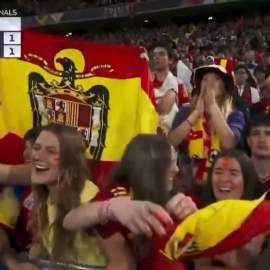 Bandera franquista en el partido entre España y Portugal.