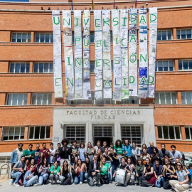 Alumnos y profesores reivindican una "universidad pública con inversión en calidad" y una mayor financiación de los centros públicos en la Facultad de Físicas de la Universidad Complutense de Madrid, a 23 de abril de 2025.