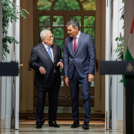 El presidente del Gobierno, Pedro Sánchez (d), y el presidente del Estado de Palestina, Mahmud Abás (i), durante una rueda de prensa, en el Palacio de La Moncloa, a 19 de septiembre de 2024