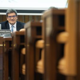 El gobernador del Banco de España, José Luis Escrivá (d), comparece ante la Comisión de Economía del Congreso, para presentar el informe anual de la entidad.