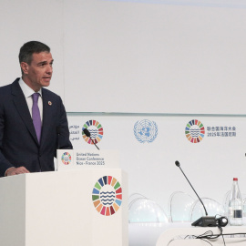 NIZA, 09/06/2025.- El presidente del Gobierno de España, Pedro Sánchez, participa en un acto sobre el Pacto europeo de los Océanos, con motivo de la Cumbre de la ONU sobre los Océanos, que tiene lugar en la ciudad francesa de Niza. El gran ausente en la tercera Cumbre de la ONU sobre los Océanos de Niza, el presidente estadounidense Donald Trump, ha sido el blanco de críticas por parte de ciertos líderes mundiales debido a sus planes expansionistas y su intención de explotar la minería en el fondo del mar. EFE/ Edgar Sapiña Manchado