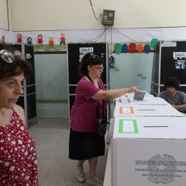 Dos mujeres votan en un colegio electoral de Roma este pasado domingo.