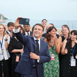 Emmanuel Macron se hace un 'selfie' con miembros de su equipo durante la conferencia de la ONU sobre oceános en Niza