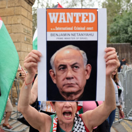 Una manifestante sostiene una pancarta con el rostro del primer ministro israelí, Benjamin Netanyahu, durante una concentración de apoyo al pueblo palestino frente al Palacio Presidencial en Nicosia, Chipre, el 26 de mayo de 2025.