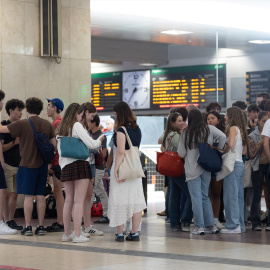 Varias personas en la estación de Chamartín, a 19 de junio de 2024, en Madrid (España).