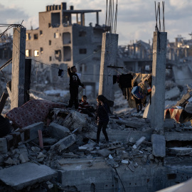 Foto de archivo de varios niños bajo las ruinas de un edificio bombardeado en Gaza.