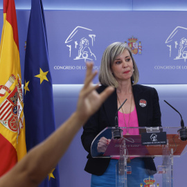 La portavoz de SUMAR, Verónica Martínez Barbero, y el agitador Adrián de Oliveira.