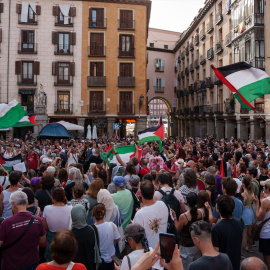 Decenas de personas durante una concentración para exigir la liberación de los activistas de la ‘Flotilla de la Libertad’.