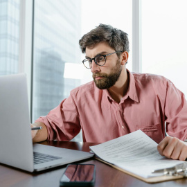 Hombre consultando el ordenador