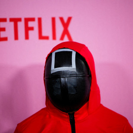 Un figurante vestido como uno de los guardias de la serie de Netflix 'El Juego del Calamar', en la presentación de su segunda temporada en Los Ángeles (California, EEUU).