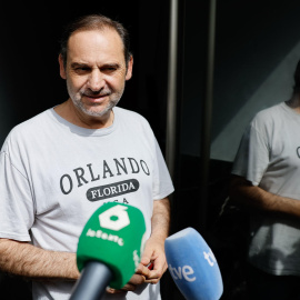 El exministro de Transportes, José Luis Ábalos, charla con periodistas este martes mientras la UCO registra su casa en València.