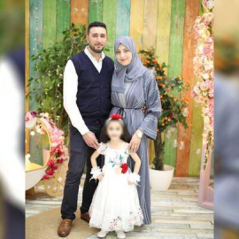 Hazem Aboulaish, palestino refugiado en Sevilla, junto a su mujer Sabreen y su hija en Gaza.