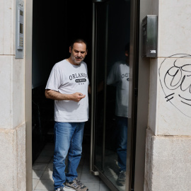 José Luis Ábalos, a las puertas de su domicilio en València durante el registro de la UCO.