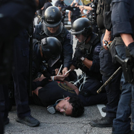 La policía detiene a un manifestante a 9 de junio de 2025, en Los Ángeles, California (Estados Unidos).