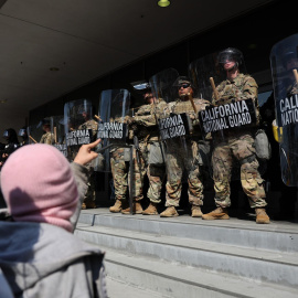 Soldados de la Guardia Nacional, estre martes frente a manifestantes ante un edificio federal de Los Ángeles, en California (Estados Unidos).