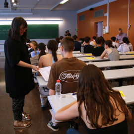 Una professora repartint els exàmens de llengua castellana i literatura entre els alumnes que s'examinen de les PAU al campus Catalunya de la URV