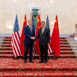 El secretario del Tesoro de EEUU, Scott Bessent, y el viceprimer ministro chino, He Lifeng, se reúnen en Londres, a 9 de junio de 2025.