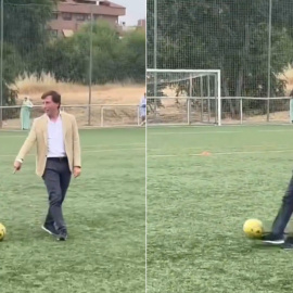 El alcalde de Madrid, José Luis Martínez-Almeida, da un pelotazo a un grupo de niños.