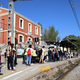 Passatgers a l'andana de Centelles esperen el tren per seguir el trajecte direcció Ripoll