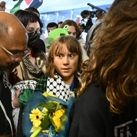 La activista sueca Greta Thunberg llega al aeropuerto de Arlanda en las afueras de Estocolmo, Suecia, el 10 de junio de 2025.