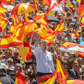El presidente del Partido Popular, Alberto Núñez Feijóo, durante la concentración del PP bajo el lema ‘Mafia o democracia’ en la Plaza de España de Madrid.