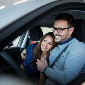 Pareja dentro de un coche