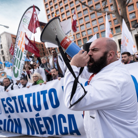 Imagen de archivo de decenas de personas durante una concentración de los sindicatos médicos frente al Ministerio de Sanidad, a 13 de febrero de 2025, en Madrid.