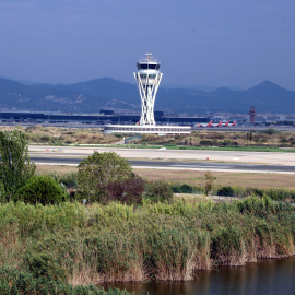 Torre de control i la tercera pista de l'aeroport del Prat Àlex Recolons
