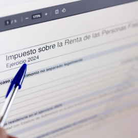 (Foto de ARCHIVO)Una persona cumplimenta la declaración de la Renta, a 3 de abril de 2024, en Madrid (España). Los contribuyentes han presentado en el primer día y medio de la Campaña de la Renta 2024 un total de 1.675.000 declaraciones, lo que supone un descenso del 0,1% respecto al año pasado. Fuentes del organismo han informado de que, del conjunto de declaraciones presentadas, 136.000 se han realizado a través del nuevo servicio de 'Renta Directa' y 238.000 con la aplicación de la Agencia Tributaria, un 2,4% más.Eduardo Parra / Europa Press03/4/2025